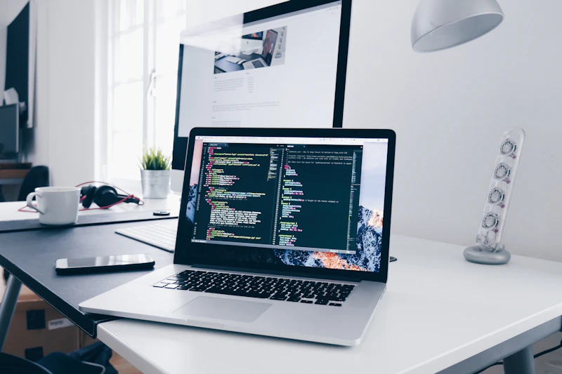 Arbeitsplatz mit Code – individuelle Programmierung